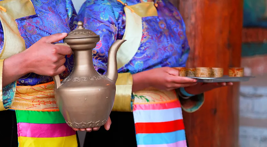 В тибетской кухне существует чай с молоком и маслом яка, который готовят методом интенсивного взбалтывания в высоких цилиндрических сосудах