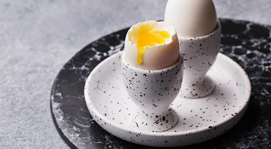 Яйцо всмятку с жидким желтком считается наиболее полезным