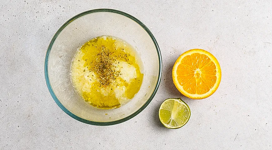 Белая рыба с зеленой сальсой