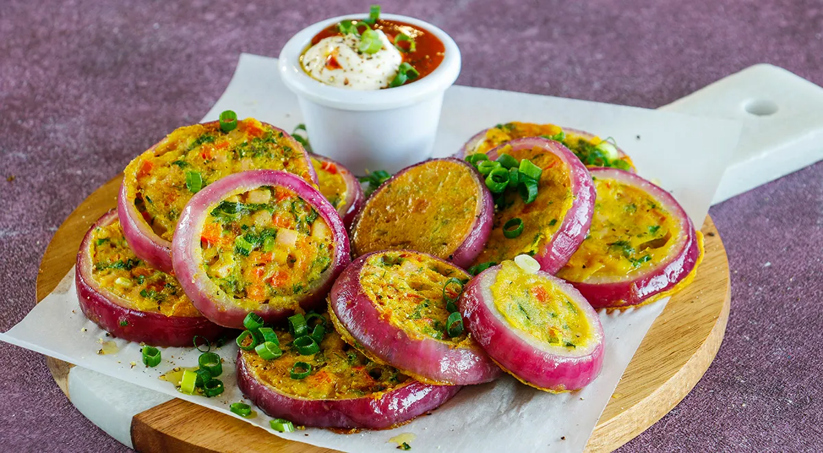 Самое модное блюдо осени – омлет в луковых кольцах, и как этот тренд обыграли повара Гастронома