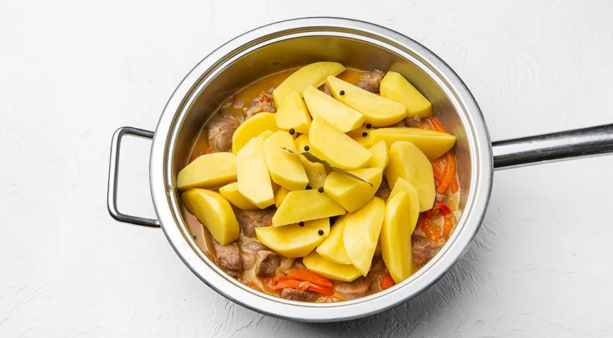 Жаркое из свинины с картошкой на сковороде