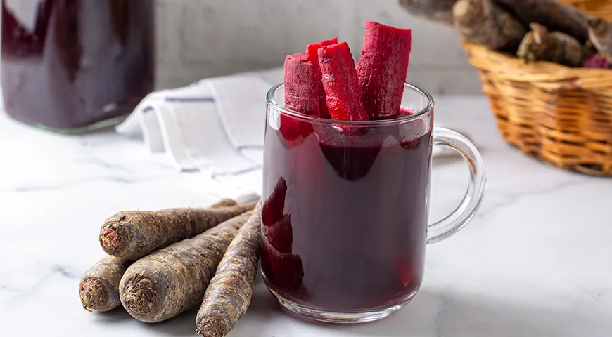 У сока из фиолетовой моркови цвет землистый, вкус — с легкой горчинкой
