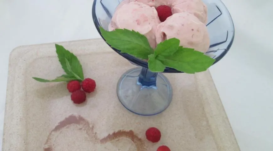 Рецепт мороженого "Малина со сливками" с имбирными цукатами