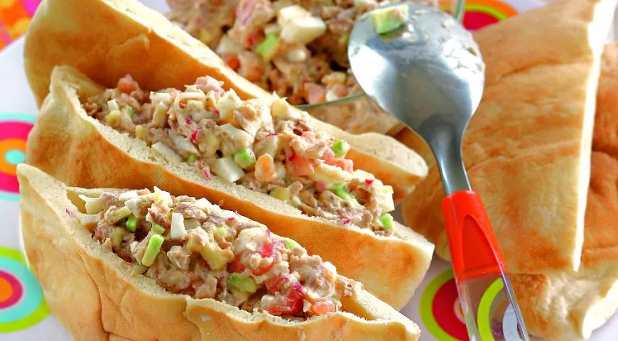Салат с тунцом в питах