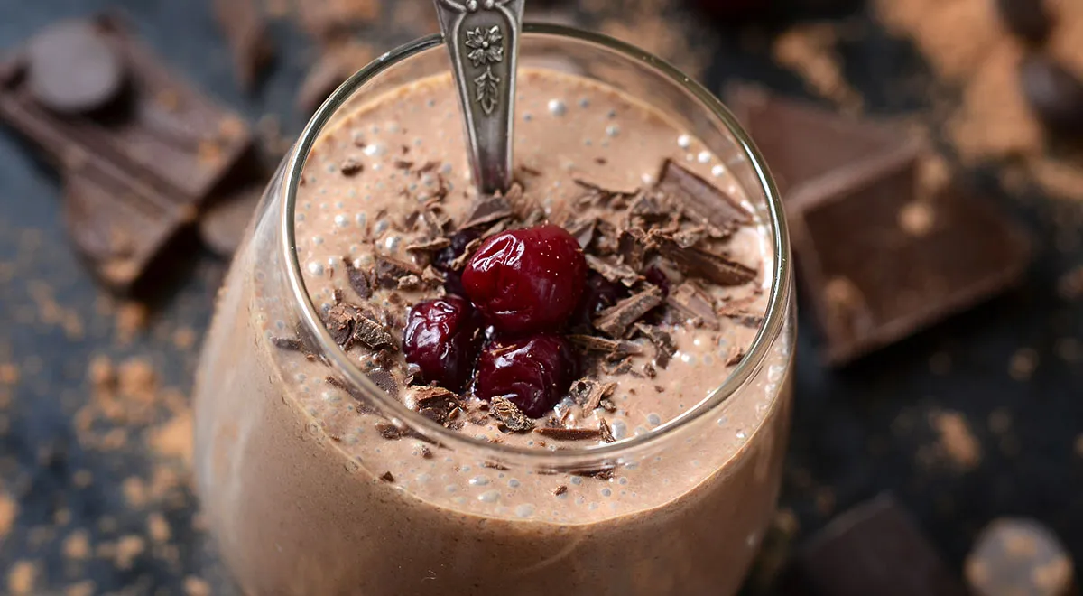 Коктейль с какао и вишней
