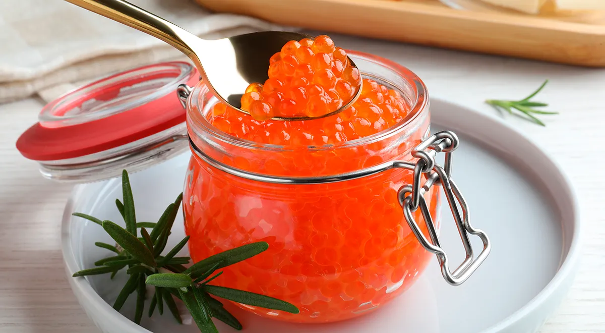 Цвет икры горбуши должен быть от ярко-оранжевого до светло-красного. Оболочка тонкая, но прочная