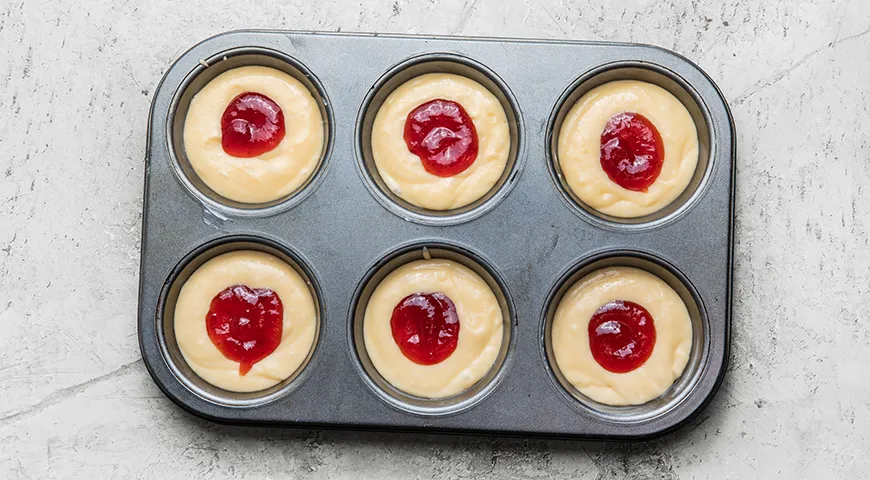 Маффины с джемом внутри