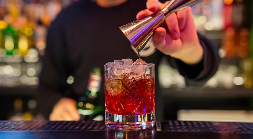 Низкий, широкий и устойчивый стакан с толстым дном используют для коктейля «Негрони» с джином