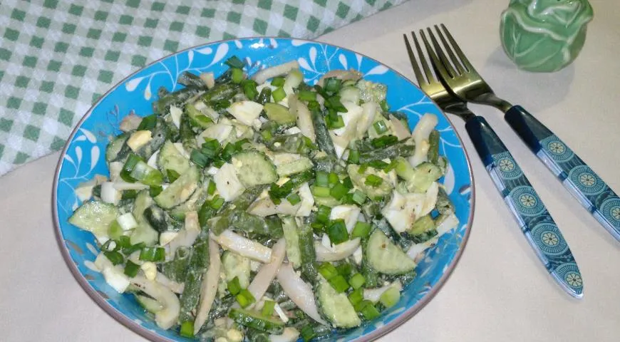 Салат с кальмаром и стручковой фасолью