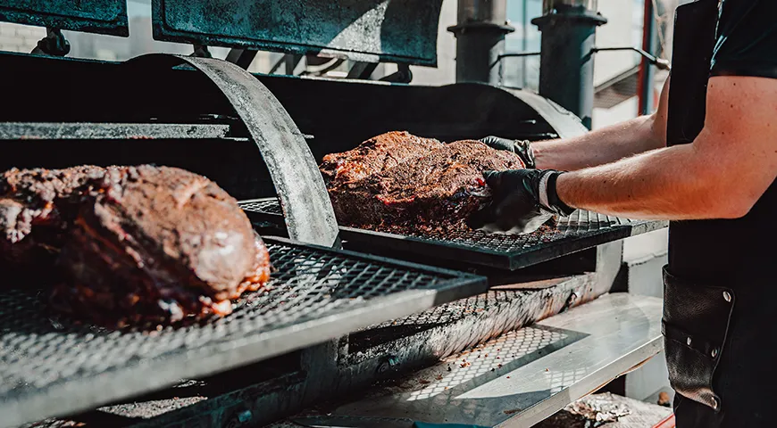 Техасский брискет традиционно коптят, на гриле поддерживать низкую температуру будет не так просто