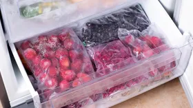 Замороженные ягоды дали сок — узнали, что сделать для сохранения заготовок