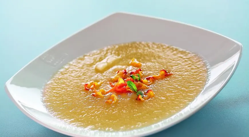 Суп из дыни с имбирными чипсами 