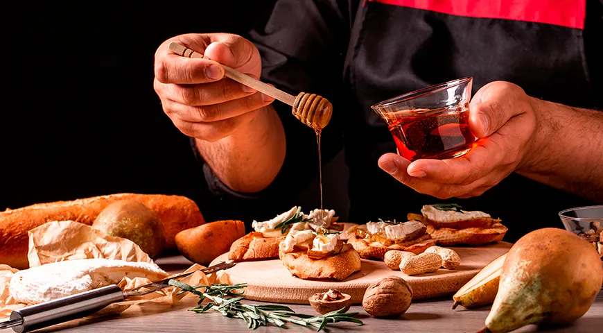 Вкус дягилевого меда хорошо раскрывается с сырами, фруктами и орехами
