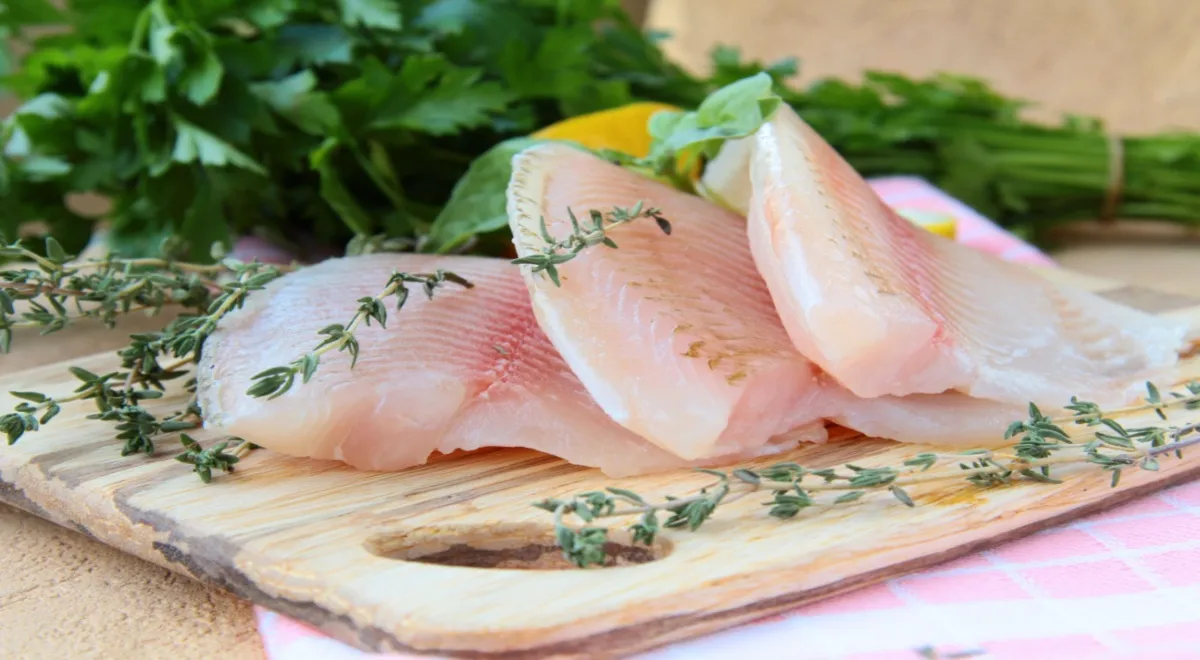 Диетолог назвала сырую рыбу, грибы и еще четыре продукта, которыми легко отравиться