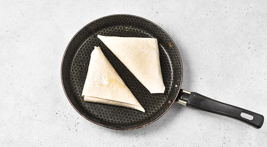 Треугольники из лаваша с фаршем и сыром