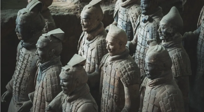 Терракотовые воины в мавзолее первого императора Цинь в Сиане, провинция Шэньси, Китай