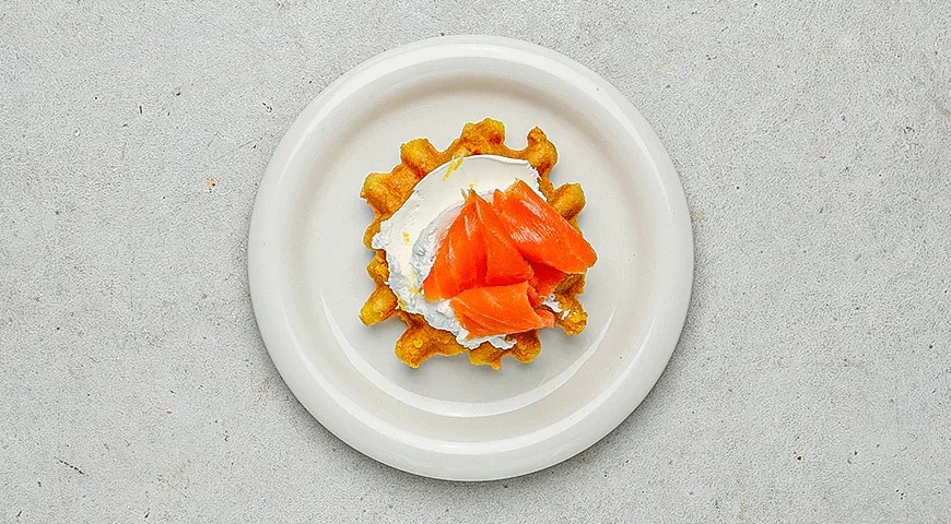 Чафли с творожным сыром, копченым лососем, лимоном и каперсами