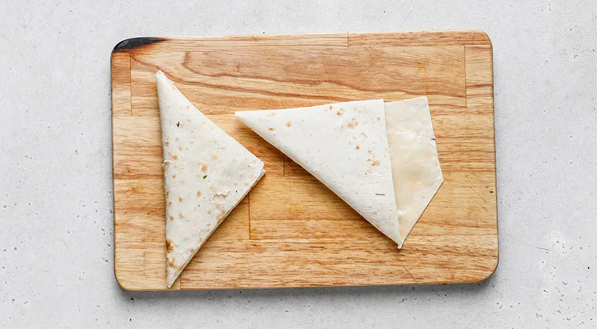 Конвертики из лаваша с яйцами и сыром