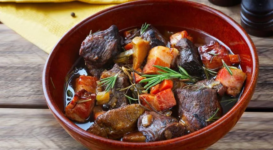 Телятина, томленая в красном вине (Beef bourguignon)