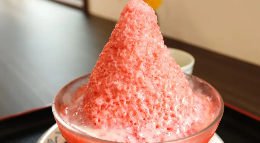 японский десерт какигори. лед с сиропом. мороженое лед. японский десерт какигори. дроблёный лёд мороженое.