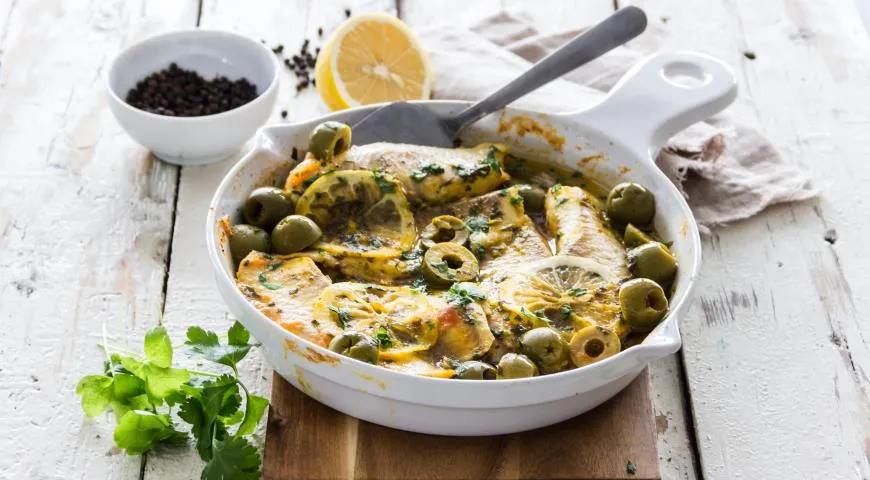 Тилапия, запеченная с луком и морковью