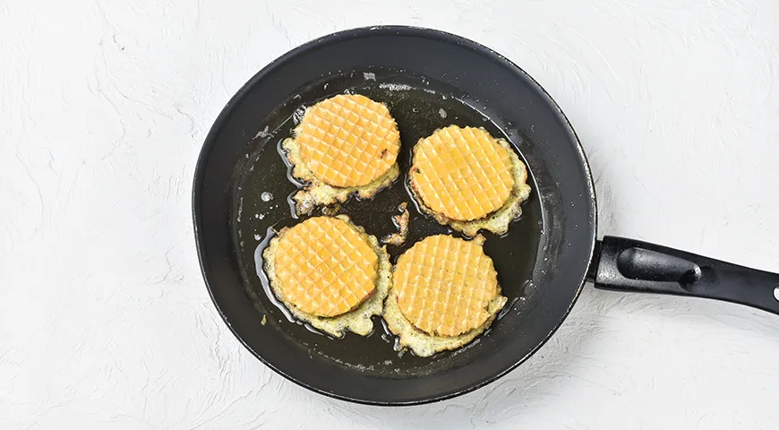 Котлеты в вафельных коржах