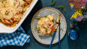 Мясо по-французски с картофелем, помидорами и сыром