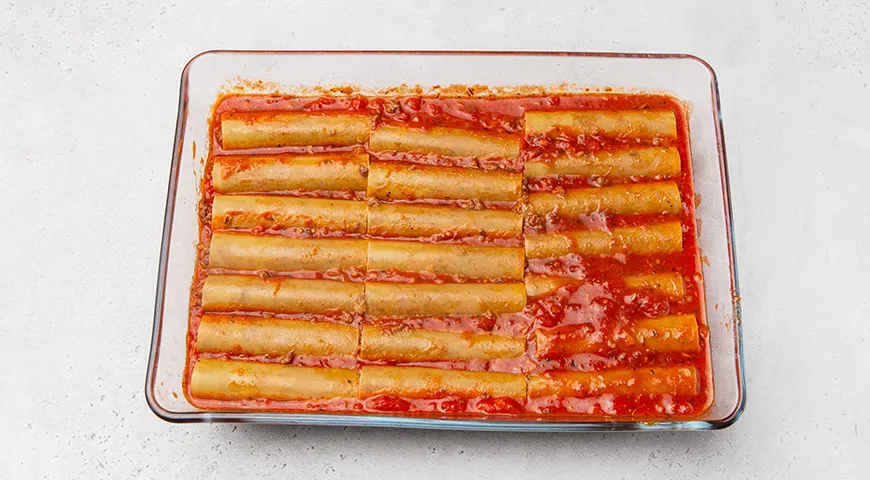 Каннеллони с фаршем под соусом бешамель