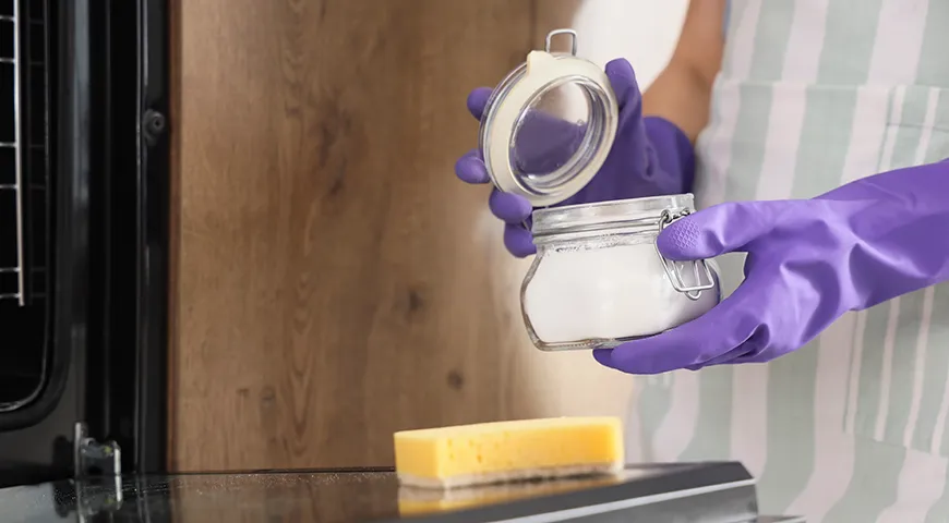 Нанесите толстым слоем соду на загрязненные поверхности духовки