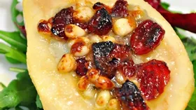Груши, запеченные с сыром Горгонзола, кедровыми орехами и вяленой клюквой
