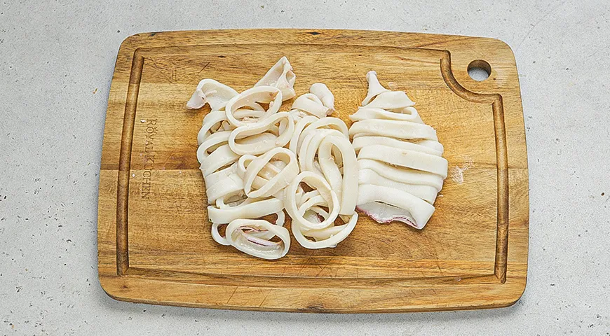 Салат из кальмаров с оливками и сельдереем