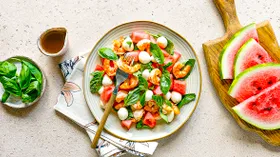 Салат с арбузом, креветками и моцареллой