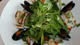 Корн салат с морепродуктами