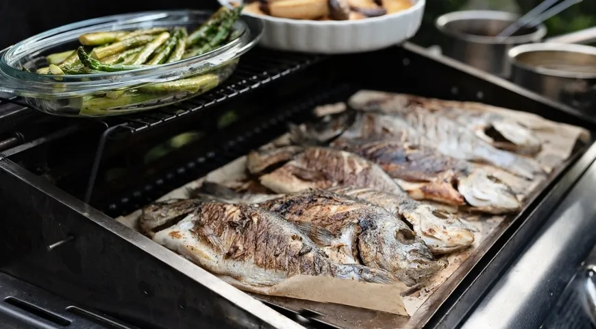 Дорада на гриле не предназначена для длительного хранения, приготовленную рыбу лучше всего подавать сразу 