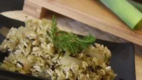 Дикий и нешлифованный рис с брокколи и луком пореем