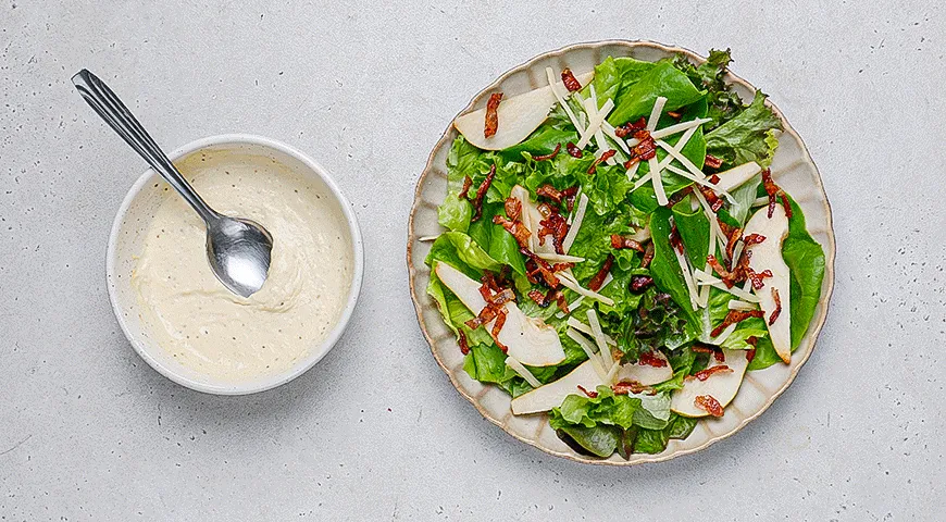 Зеленый салат с грушей, беконом и сыром