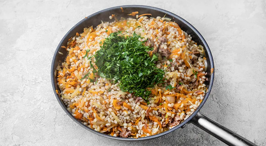Перловая каша с тушенкой на сковороде