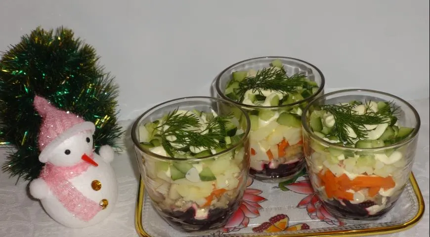 Слоеный салат с овощами и рыбными консервами
