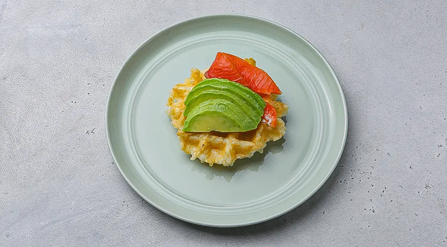 Рисовые вафли с авокадо и лососем