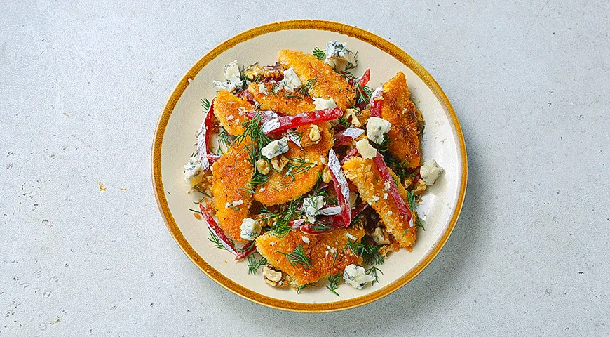 Теплый салат с хрустящей тыквой и колбасой