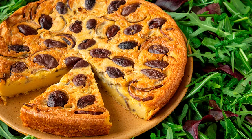 Фарината (итальянский блинчик из нута) с оливками Каламата и красным луком