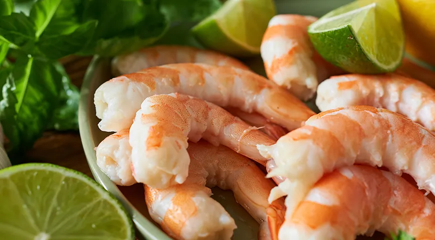 Очищенные вареные креветки поступают в продажу уже разделанными: без головы, без панциря и часто даже без хвостового сегмента