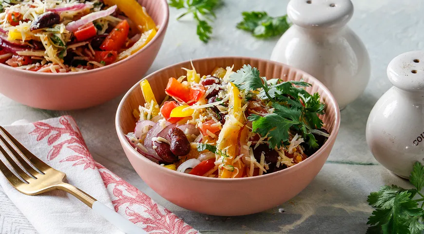 Салат с фасолью, помидорами и сыром