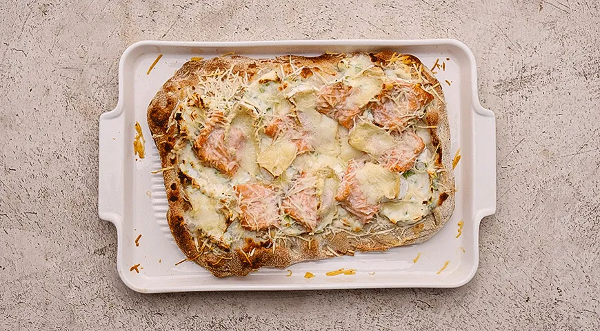 Римская пицца с копченым лососем и сыром бри
