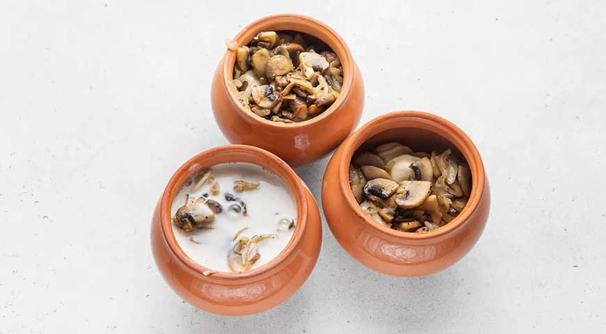 Пельмени со сметаной в горшочке