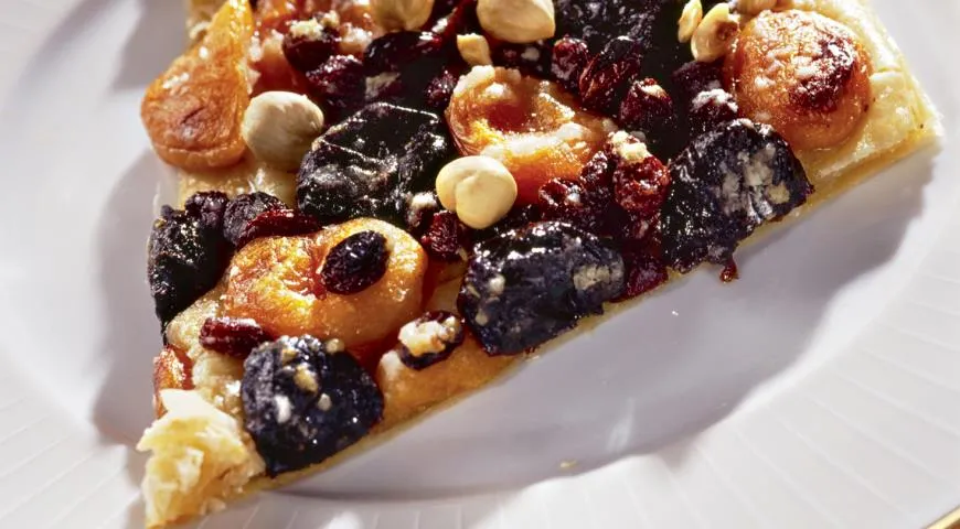 Пирог с сухофруктами и орехами