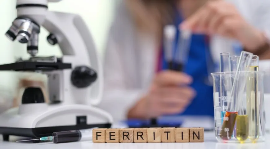 Показанием для проверки уровня ферритина могут быть повышенная утомляемость, проблемы с памятью и концентрацией внимания, зябкость