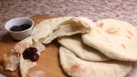Лепешки с заатаром и ягодным джемом