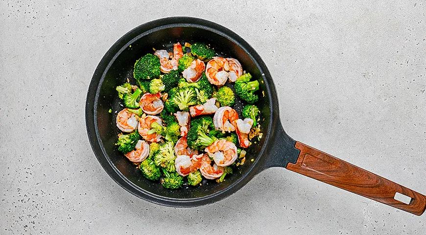 Стир-фрай с креветками и брокколи