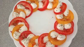 Салат Капрезе с красными и жёлтыми помидорами